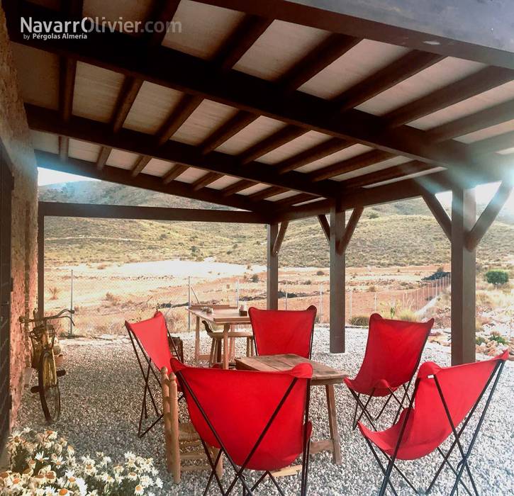 Pérgola para casa rural, NavarrOlivier NavarrOlivier Toiture en appentis Bois Effet bois