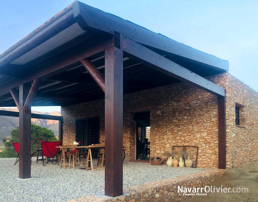 Pérgola para casa rural, NavarrOlivier NavarrOlivier Pultdach Holz Holznachbildung