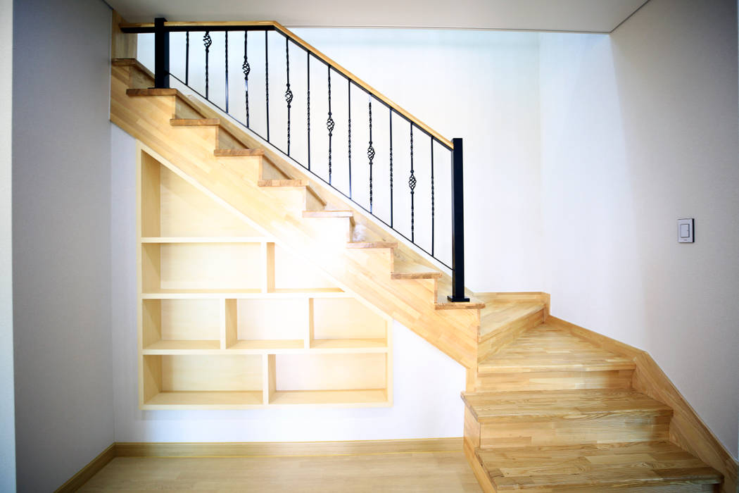 1층 계단 더존하우징 계단 재산,계단,목재,고정물,페인트,건물,바닥,바닥,나무 얼룩,견목