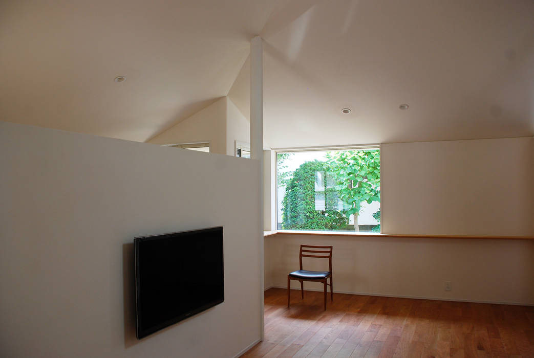 抽象的な白の空間 丸菱建築計画事務所 MALUBISHI ARCHITECTS モダンな 壁&床 無垢材 多色 abstract,solid,ceiling,partition