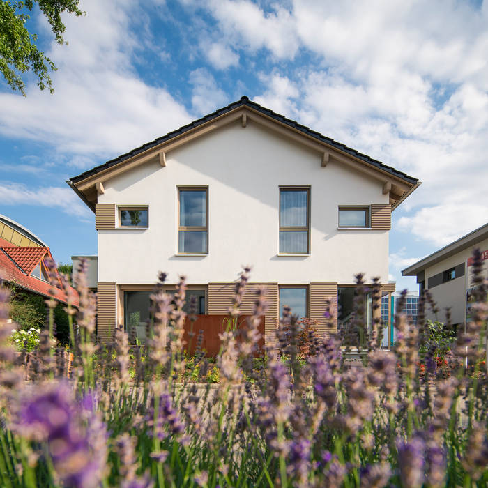 MEDLEY 3.0 - Das Einfamilienhaus mit der Wechselfassade aus weißem Putz und grauer Holzverschalung homify Fertighaus Fertighaus,FingerHaus,einfamilienhaus,familienhaus,wechselfassade,holzverschalung,putz,bodentiefe Fenster,satteldach,fertighausbau,holzbauweise,fertighäuser