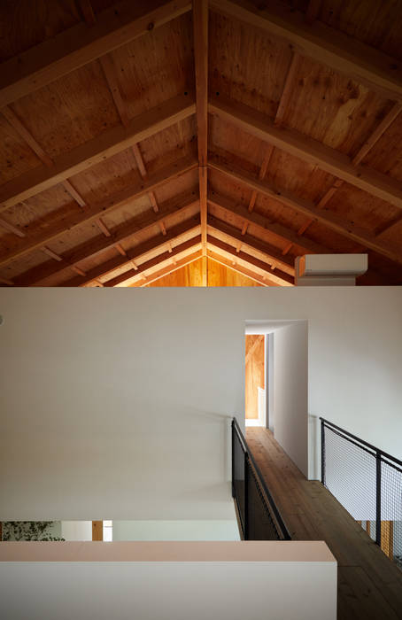 m house, Takeru Shoji Architects.Co.,Ltd Takeru Shoji Architects.Co.,Ltd Eclectic style corridor, hallway & stairs