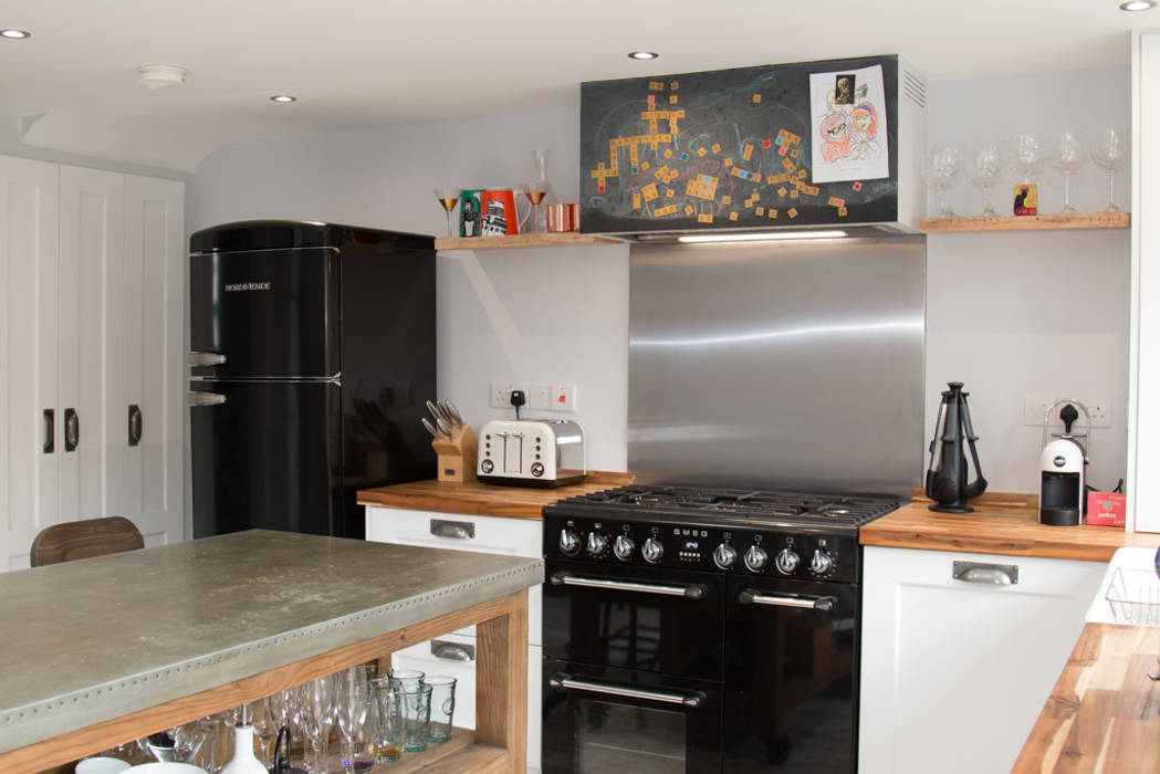 The Range Cooker is the main focal point in the space homify Built-in kitchens Wood Wood effect stainless steel,white kitchen,wood worktops,range cooker,chalkboard,eccentric,quirky,island,retro fridge