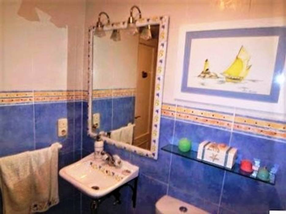 Cuarto de baño juvenil de estilo mediterráneo: baños de estilo de ... Cuarto de baño juvenil de estilo mediterráneo: baños de estilo de ...