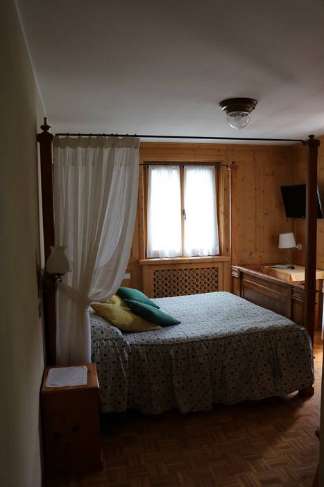 Dare nuova vita al letto ereditato, L'Antica s.a.s. L'Antica s.a.s. Classic style bedroom Wood Wood effect