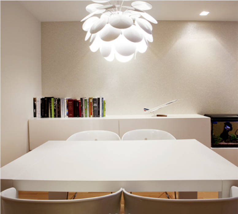 Comedor blanco y sencillo de estilo moderno: comedores de estilo de ... Comedor blanco y sencillo de estilo moderno: comedores de estilo de ...