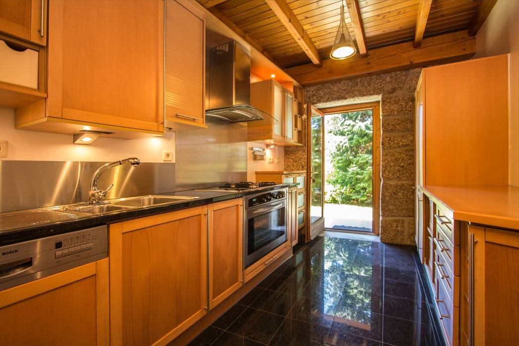 Casa unifamiliar pré-fabricada 108m² em Valdozende, RUSTICASA RUSTICASA Built-in kitchens Solid Wood Multicolored