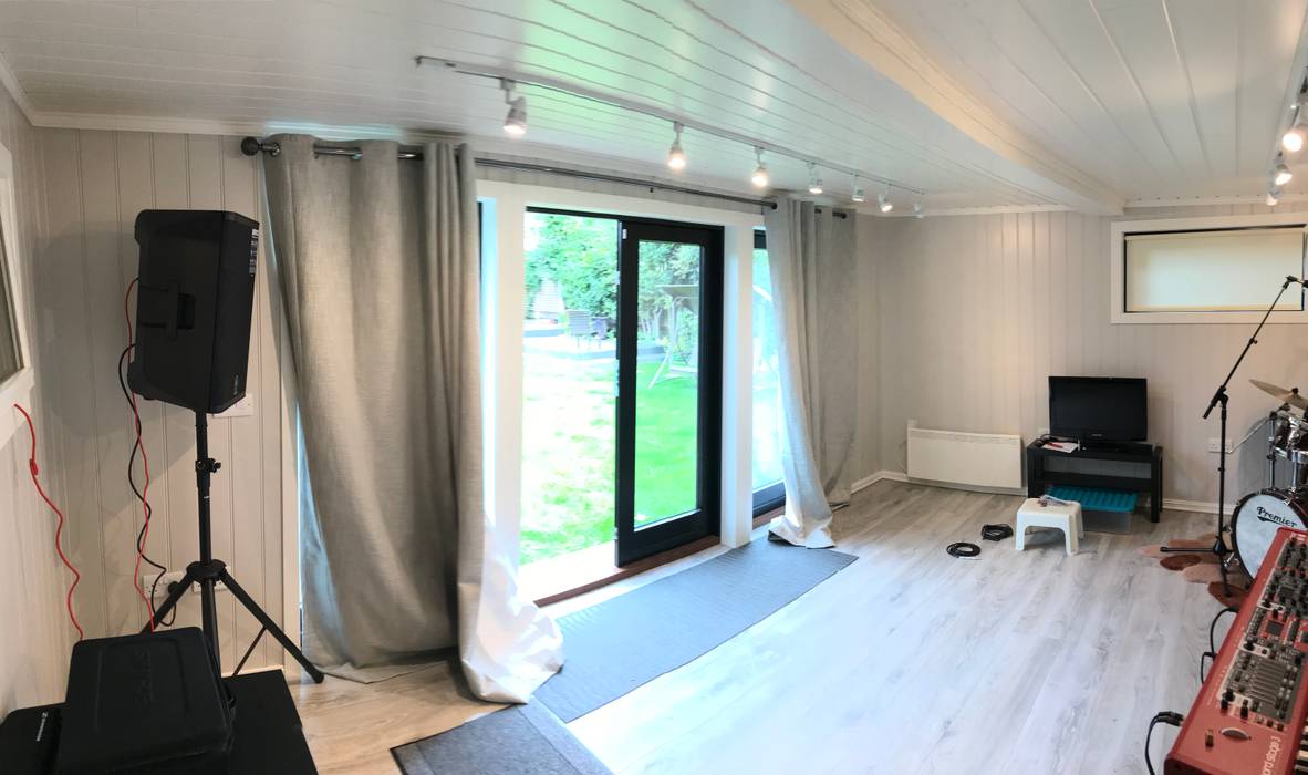 Home Music Stuio Nordic Wood Ltd Sala multimediale in stile scandinavo Legno Effetto legno