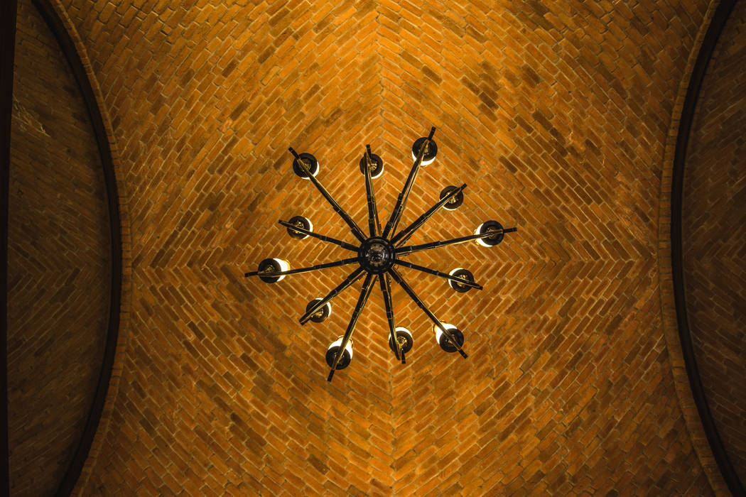 Candelabro y bóveda. pasillos, vestíbulos y escaleras rurales de homify