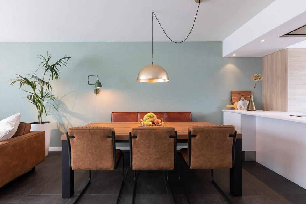 Vrolijk moderne gezinswoning in Almere, Aangenaam Interieuradvies Aangenaam Interieuradvies Scandinavian style dining room Lighting