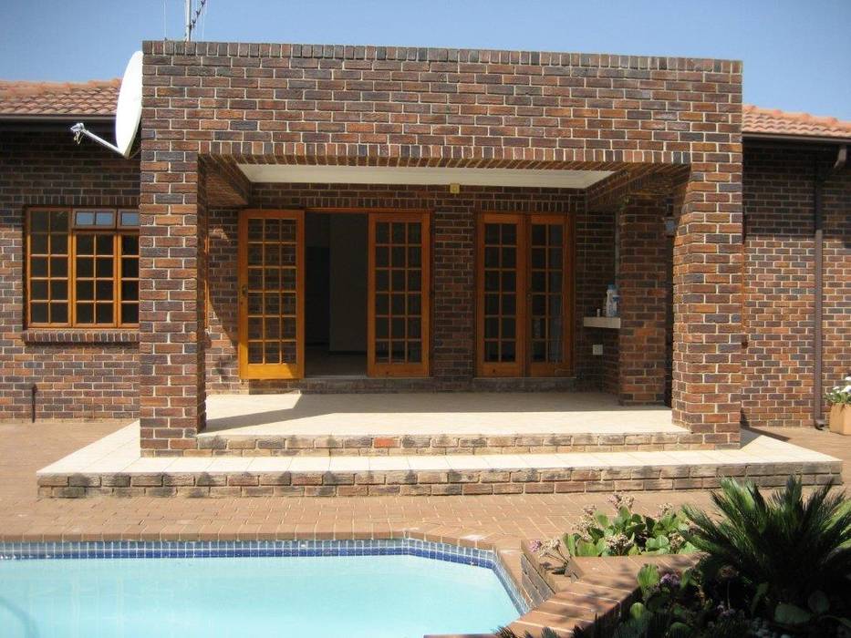 Remodeling of the face brick home, Deborah Garth Interior Design International (Pty)Ltd Deborah Garth Interior Design International (Pty)Ltd Nowoczesny ogród