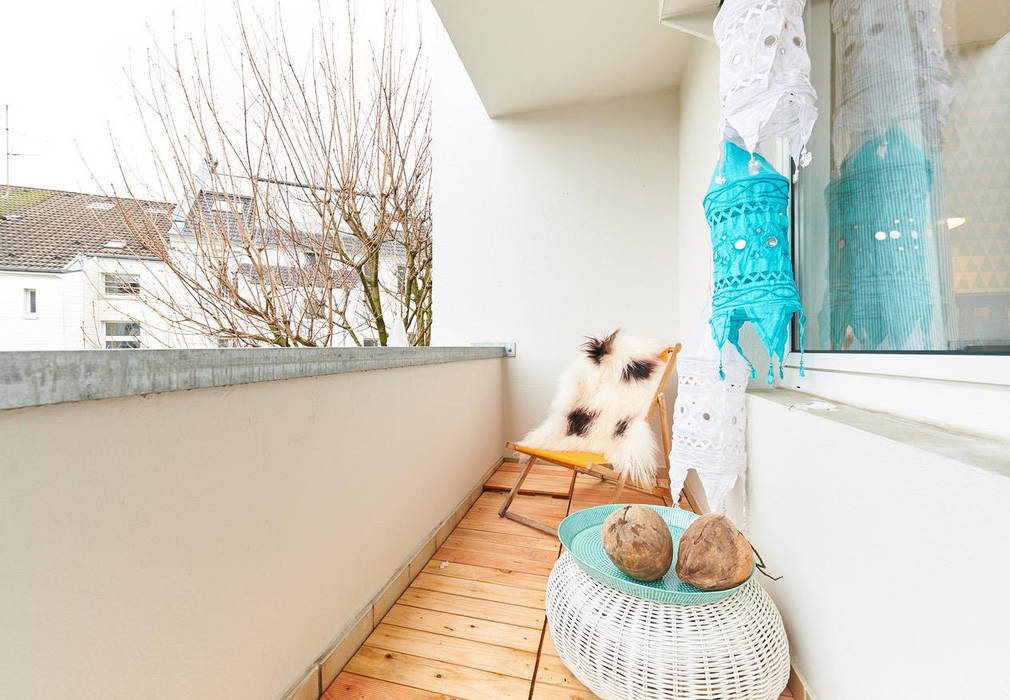 Klein und fein mit einem Rundum sorglos Wohn-Paket - Möbliertes Appartement für Relocation Zwecke, Tschangizian Home Staging & Redesign Tschangizian Home Staging & Redesign Eclectic style balcony, veranda & terrace
