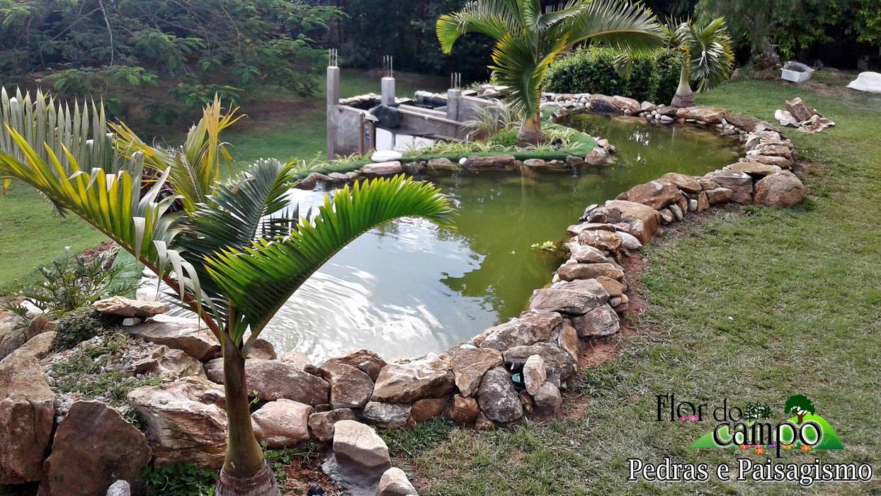 Lago ornamental no jardim com pedras e paisagismo Flor do Campo Pedras e Paisagismo JardimPiscinas, fontes e lagoas