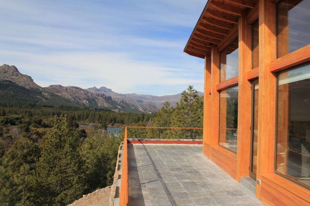 Valle del Caleufu, Aguirre Arquitectura Patagonica Aguirre Arquitectura Patagonica Balcones y terrazas modernos Accesorios y decoración