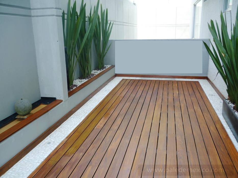 DECK EN TECA , Diseños y altillos SAS Diseños y altillos SAS Balcones y terrazas de estilo clásico