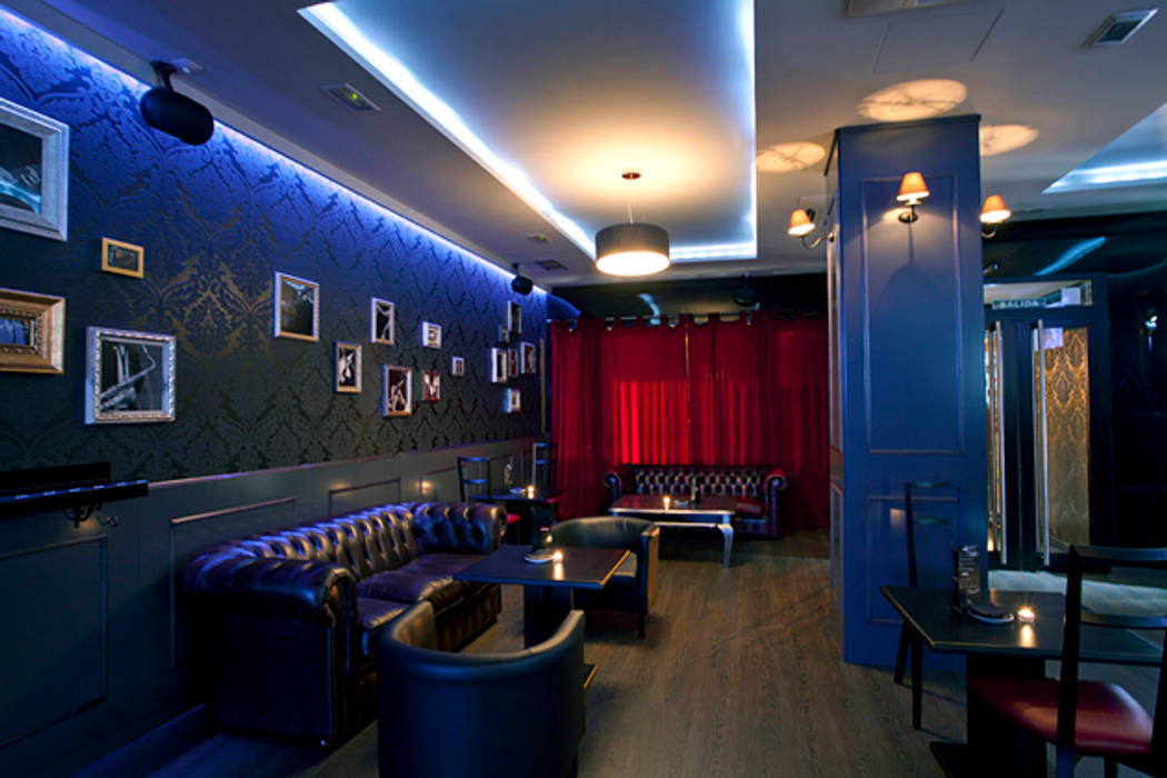 Decoración sala del bar con los sofás chester Muka Design Lab Espacios comerciales chester,sofa cuero,club,bar,decoración,estilo moderno,luces,futuristico,Bares y Clubs