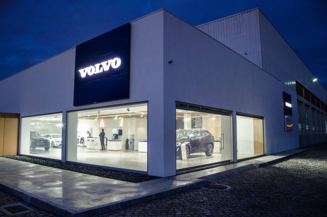 Volvo Car dealership - track lights & emergency lighting, Brilumen Brilumen Commercial spaces Car Dealerships