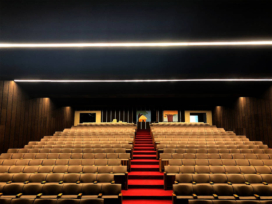 Auditorium of the Hindu Community of Portugal - Linear LED Light ORIS+ High Performance, Brilumen Brilumen Commercial spaces Conference Centres