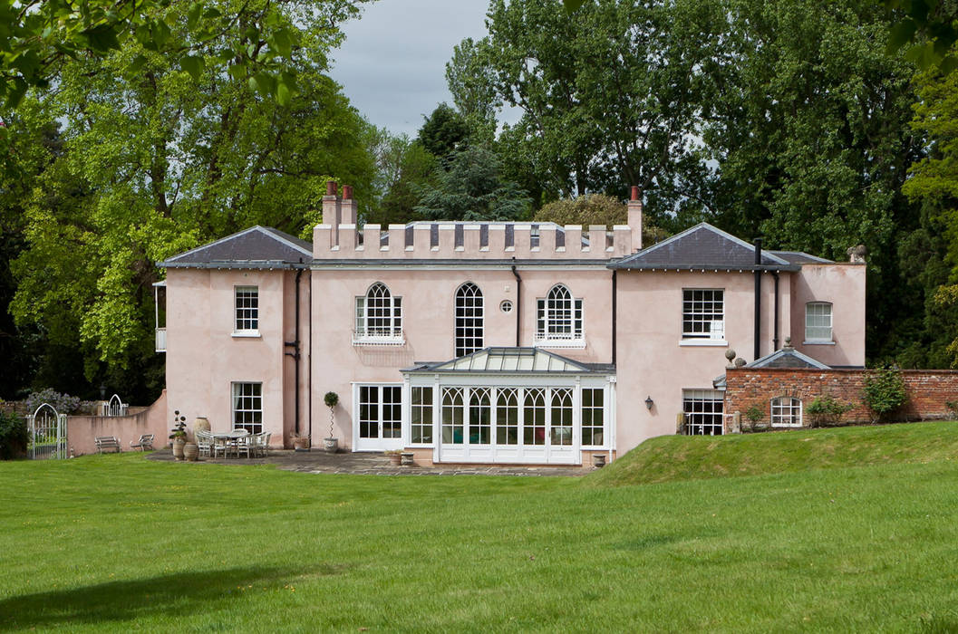 Orangery in Surrey Reflects the period details on the existing property. Vale Garden Houses Classic style conservatory Wood Wood effect