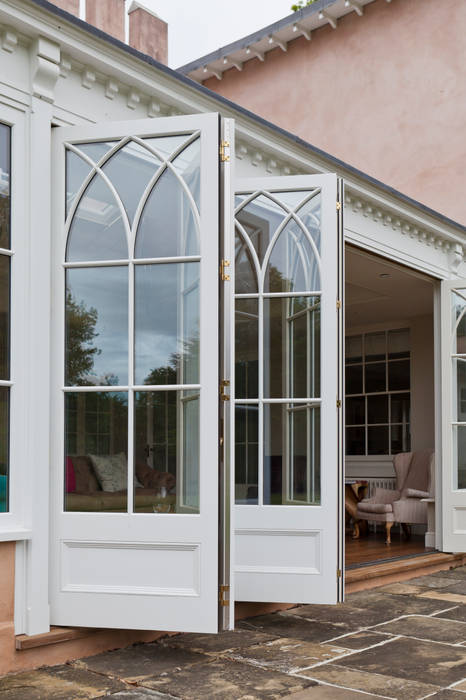 Orangery in Surrey Reflects the period details on the existing property. Vale Garden Houses Classic style conservatory Wood Wood effect