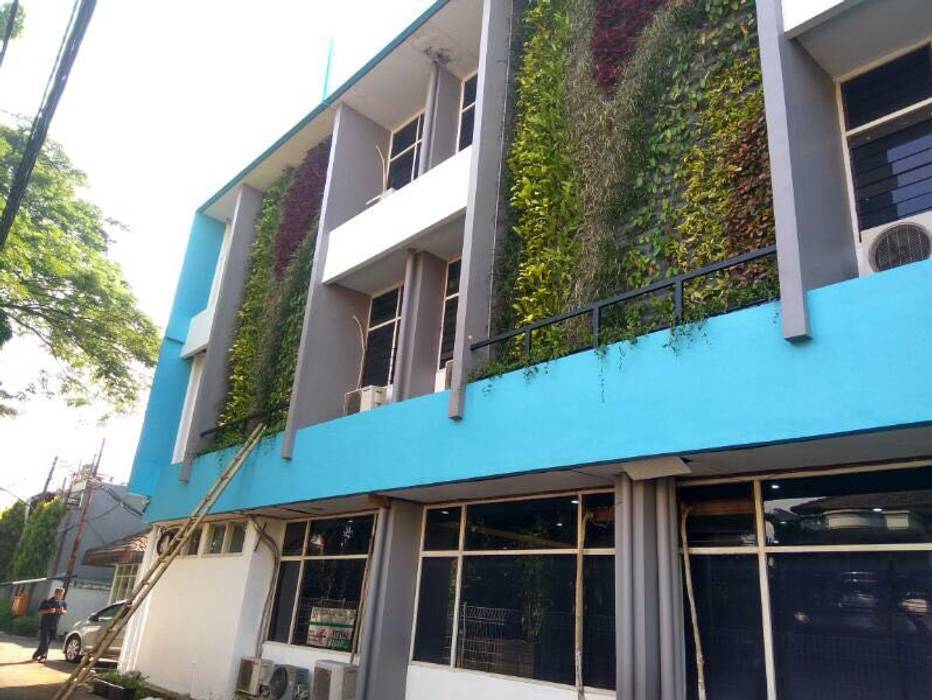 Vertical Garden Surabaya, Alam Asri Landscape Alam Asri Landscape فناء أمامي حديد