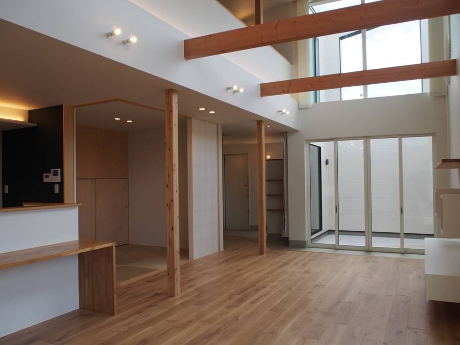 大屋根の家, RAI一級建築士事務所 RAI一級建築士事務所 Livings de estilo moderno Madera maciza Multicolor