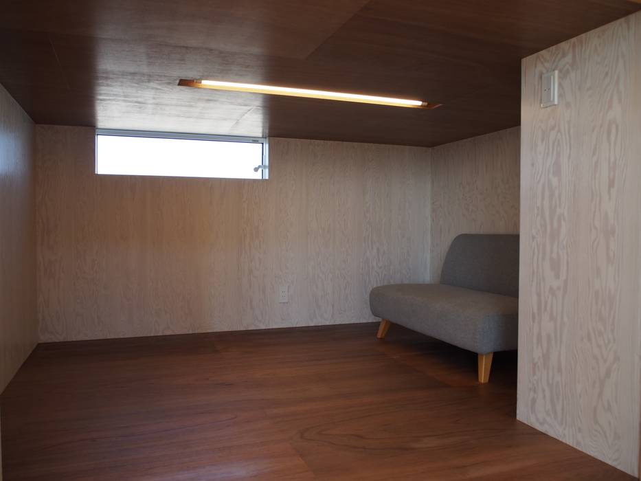 大屋根の家, RAI一級建築士事務所 RAI一級建築士事務所 Modern style study/office Plywood