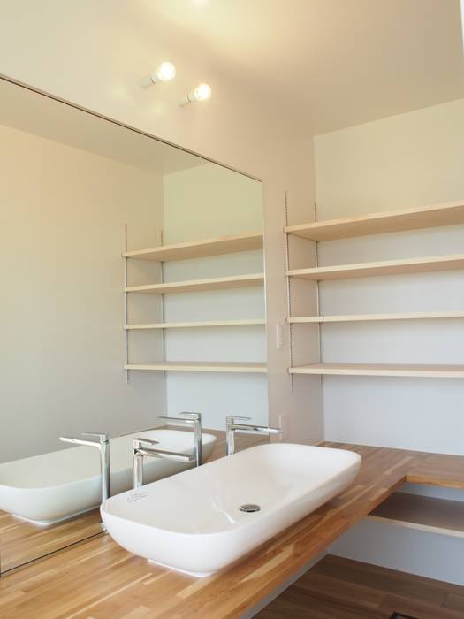 大屋根の家, RAI一級建築士事務所 RAI一級建築士事務所 Modern style bathrooms Wood Wood effect Shelves