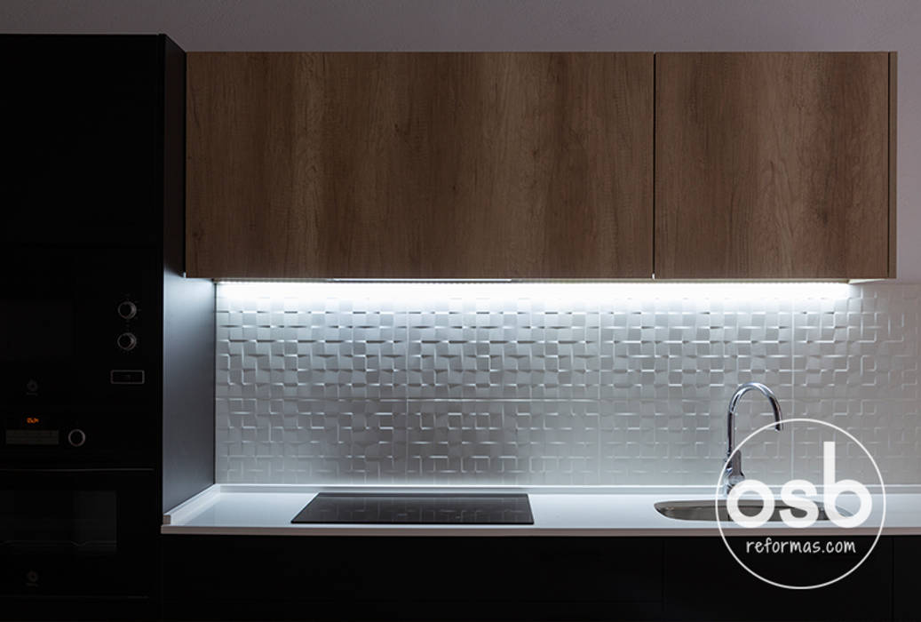 illuminación LED en cocina osb arquitectos Paredes y suelos de estilo industrial Azulejos iluminación led,cocina,blanco,alicatado