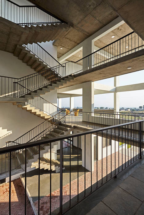 Framing Leadership, DCOOP ARCHITECTS DCOOP ARCHITECTS Stairs Concrete staircase,foldedplate,corridor,natural light