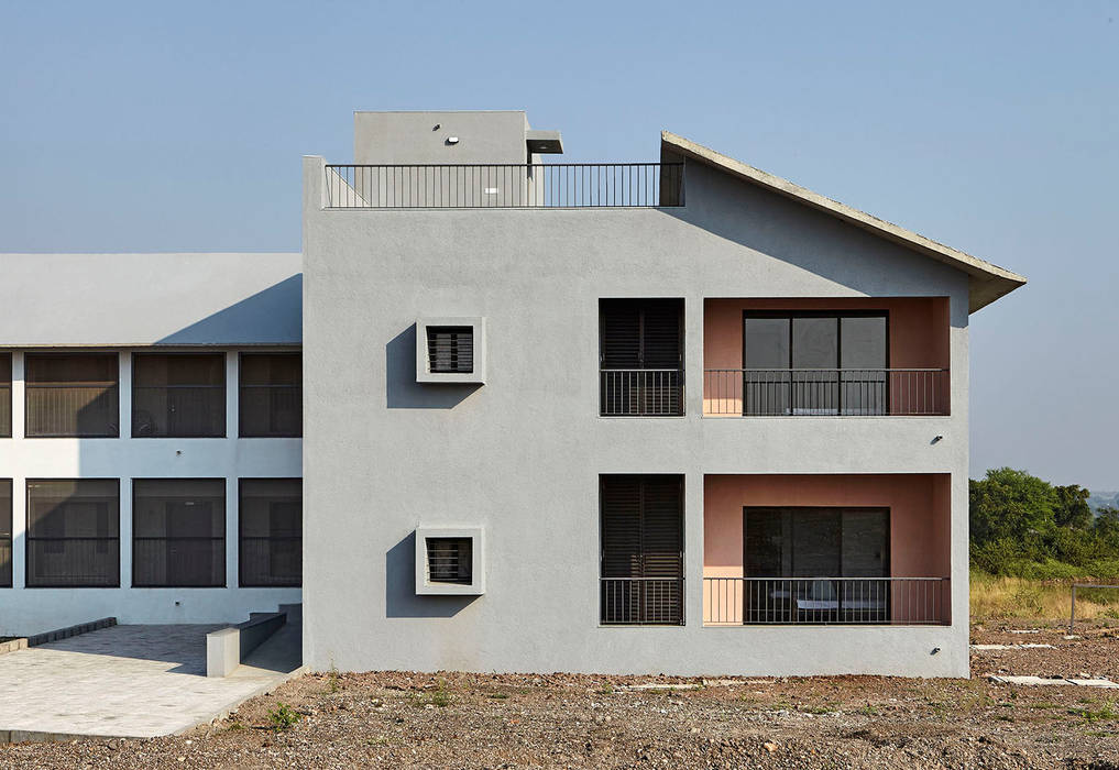 Girl's Home, DCOOP ARCHITECTS DCOOP ARCHITECTS Multi-Family house Concrete lean to roof,balance,asymmetry,grey