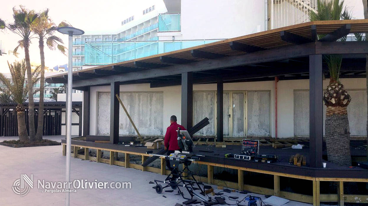 MOntaje de terraza en madera para restaurante NavarrOlivier Espacios comerciales Madera Acabado en madera terraza,hotel,madera,carpinteria,autoclave,navarrolivier,Almeria,techado,Hoteles