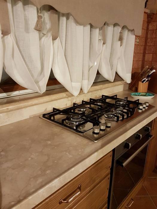 Cucina con lavello e piani in pietra beige, CusenzaMarmi CusenzaMarmi Cozinhas mediterrâneas Pedra