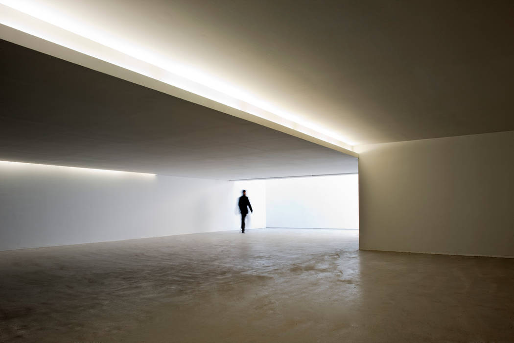 Casa del atrio FRAN SILVESTRE ARQUITECTOS Garajes y galpones de estilo minimalista