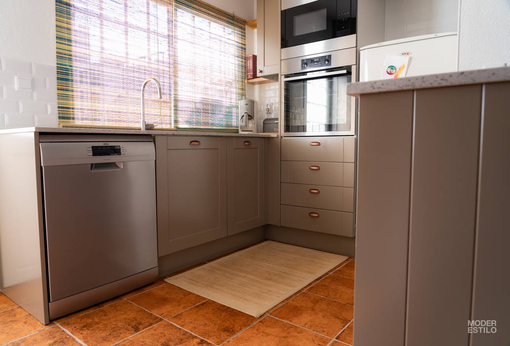 Qualidade moderna com um toque rústico, Moderestilo - Cozinhas e equipamentos Lda Moderestilo - Cozinhas e equipamentos Lda Dapur Gaya Rustic Cabinets & shelves