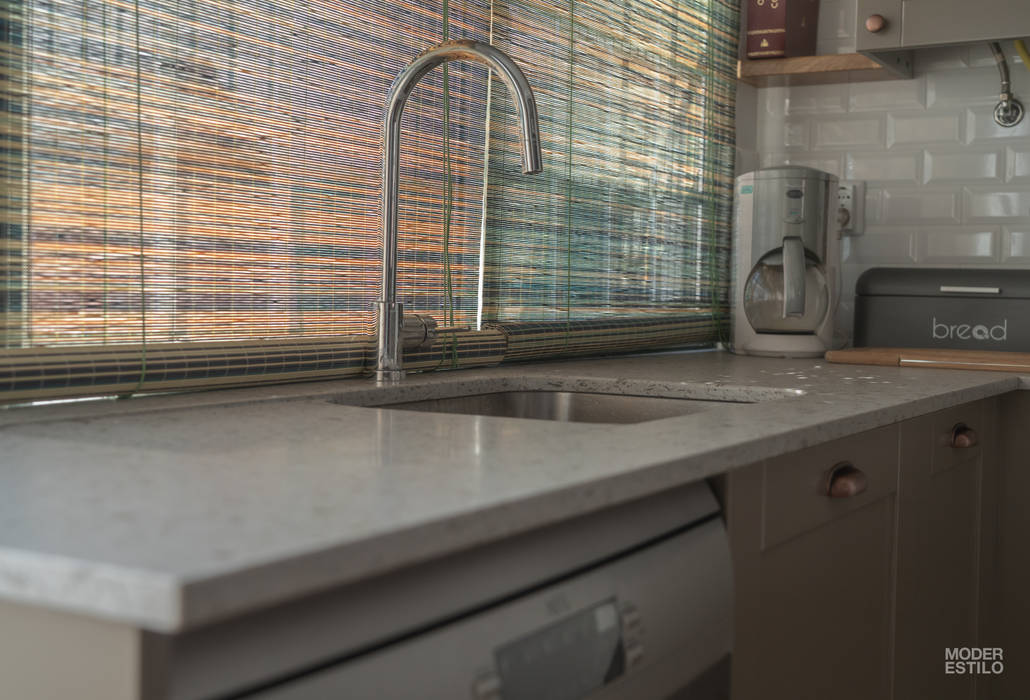 Qualidade moderna com um toque rústico, Moderestilo - Cozinhas e equipamentos Lda Moderestilo - Cozinhas e equipamentos Lda Rustic style kitchen Sinks & taps