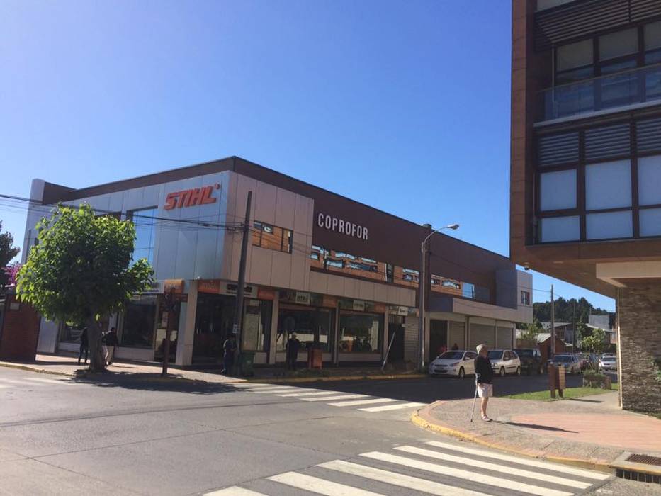 Centro Comercial Coprofor en Arauco, Riveros Bassaletti Arquitecto+asociados Riveros Bassaletti Arquitecto+asociados Espacios comerciales Centros comerciales