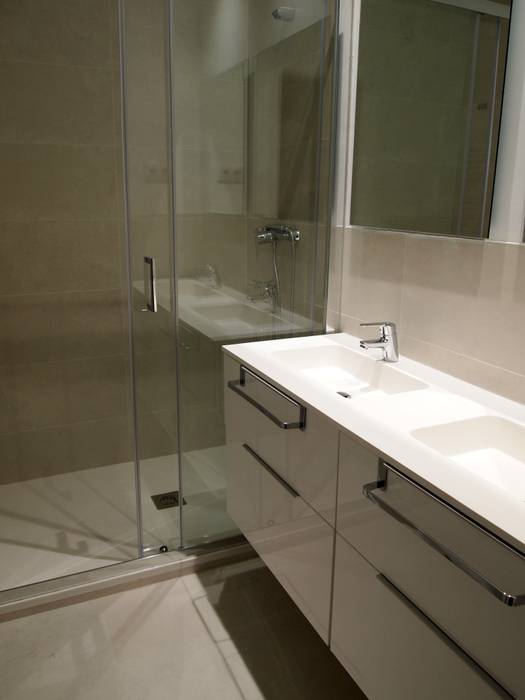 Baño minimalista gris y blanco Reformmia Baños de estilo moderno baño gris,alicatado gris