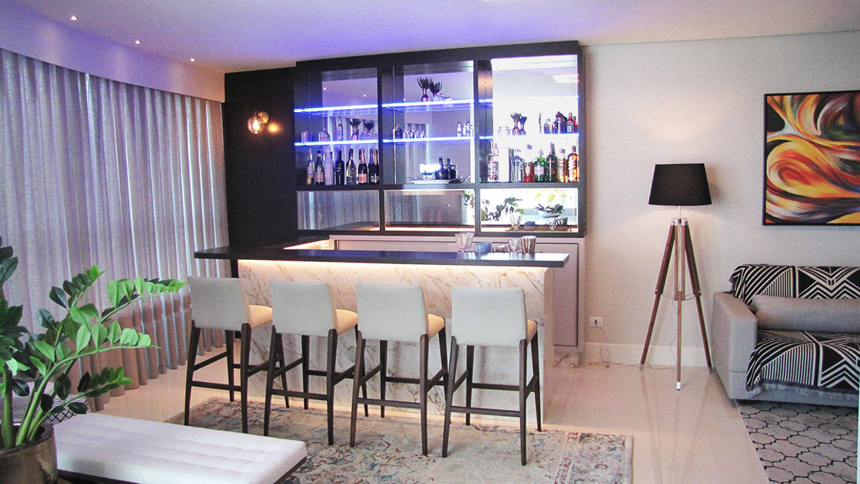 Lounge bar Panorama Arquitetura & Interiores Salas de estar ecléticas lounge,lounge bar,bar,iluminação,led,led azul,iluminação led,banqueta,mármore,calacata,decoração,interiores
