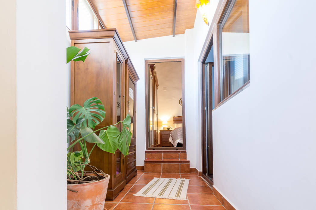 Home Staging y fotografía en apartamento en el Albayzín (Granada), Home & Haus | Home Staging & Fotografía Home & Haus | Home Staging & Fotografía 殖民地風玄關、階梯與走廊