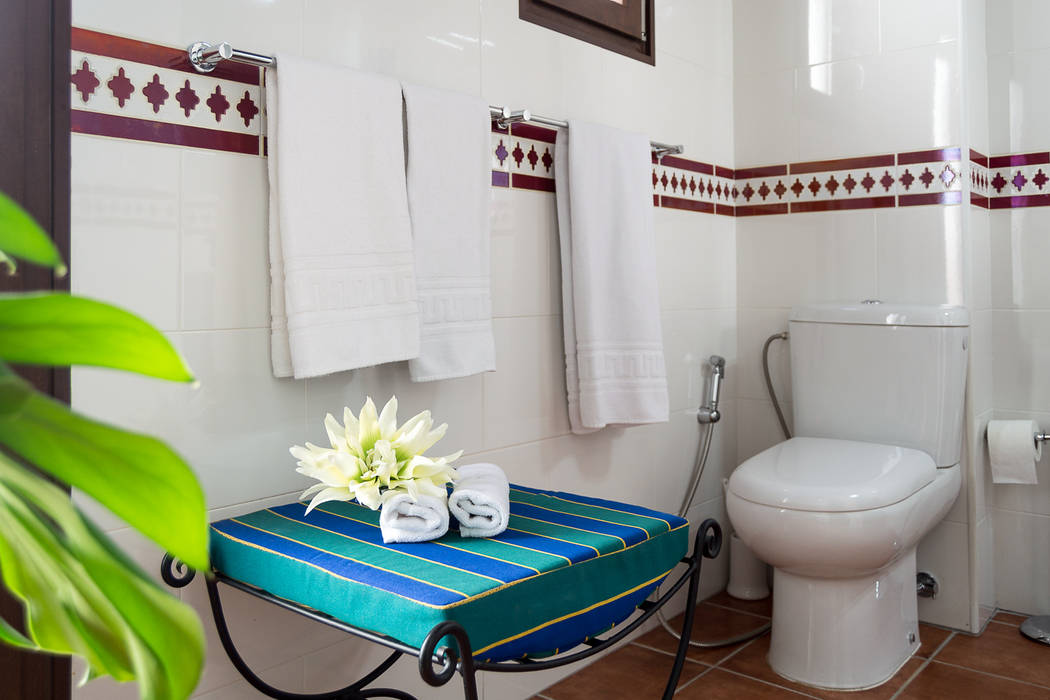 Cuarto de baño Home & Haus | Home Staging & Fotografía Baños de estilo colonial homestaging,fotografía,photograph,baño,blanco,cenefa,asiento de baño,gres,vigas de madera