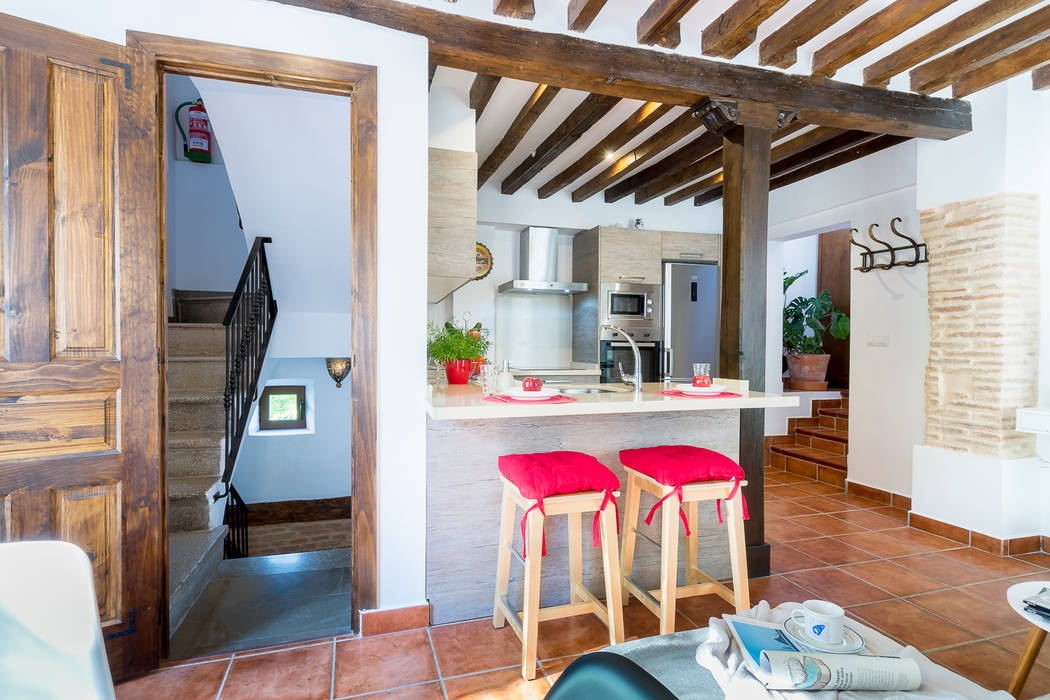 Home Staging y fotografía en apartamento en el Albayzín (Granada), Home & Haus | Home Staging & Fotografía Home & Haus | Home Staging & Fotografía مطبخ ذو قطع مدمجة