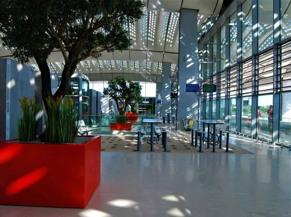 Grands Bacs à arbre STEELAB en aluminium – Gare TGV Montpellier, ATELIER SO GREEN ATELIER SO GREEN Spazi commerciali Alluminio / Zinco Aeroporti