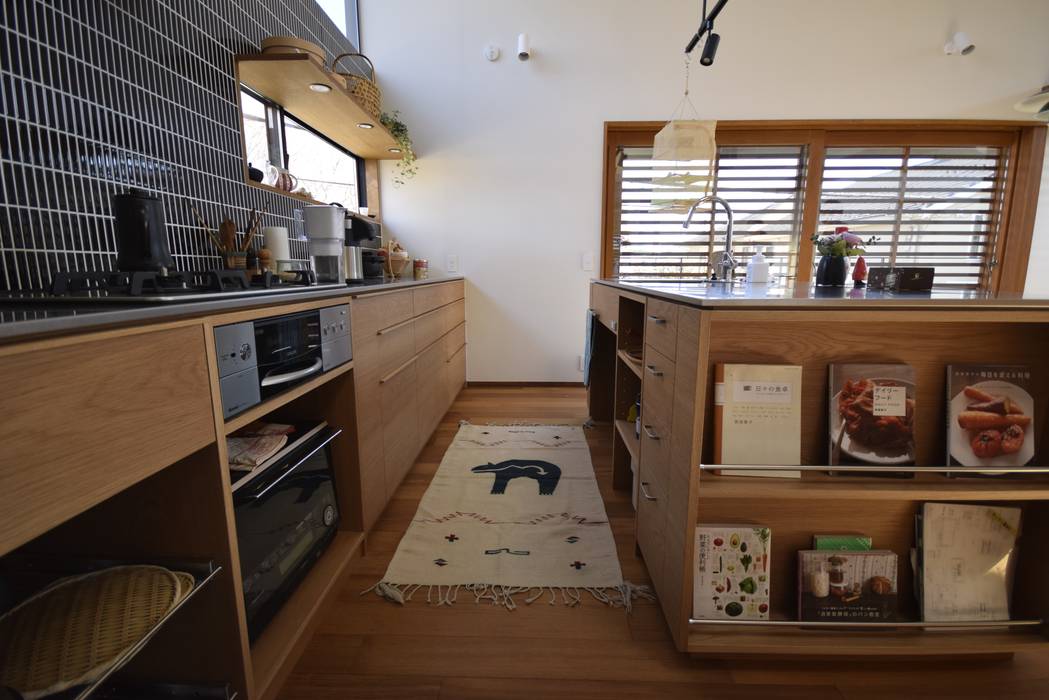セパレートキッチン全景 注文家具屋 フリーハンドイマイ 北欧デザインの キッチン 木 ブラウン Homify セパレートキッチン全景 注文家具屋 フリーハンドイマイ 北欧デザインの キッチン 木 ブラウン Homify