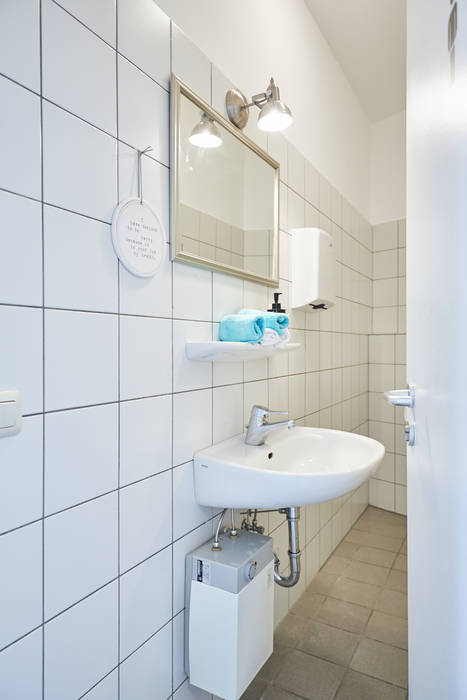 Office Staging - Toilette - NACHHER Tschangizian Home Staging & Redesign Toilette,Badezimmerbeleuchtung,Badezimmerspiegel,Spiegel,Wandleuchte,Handtücher