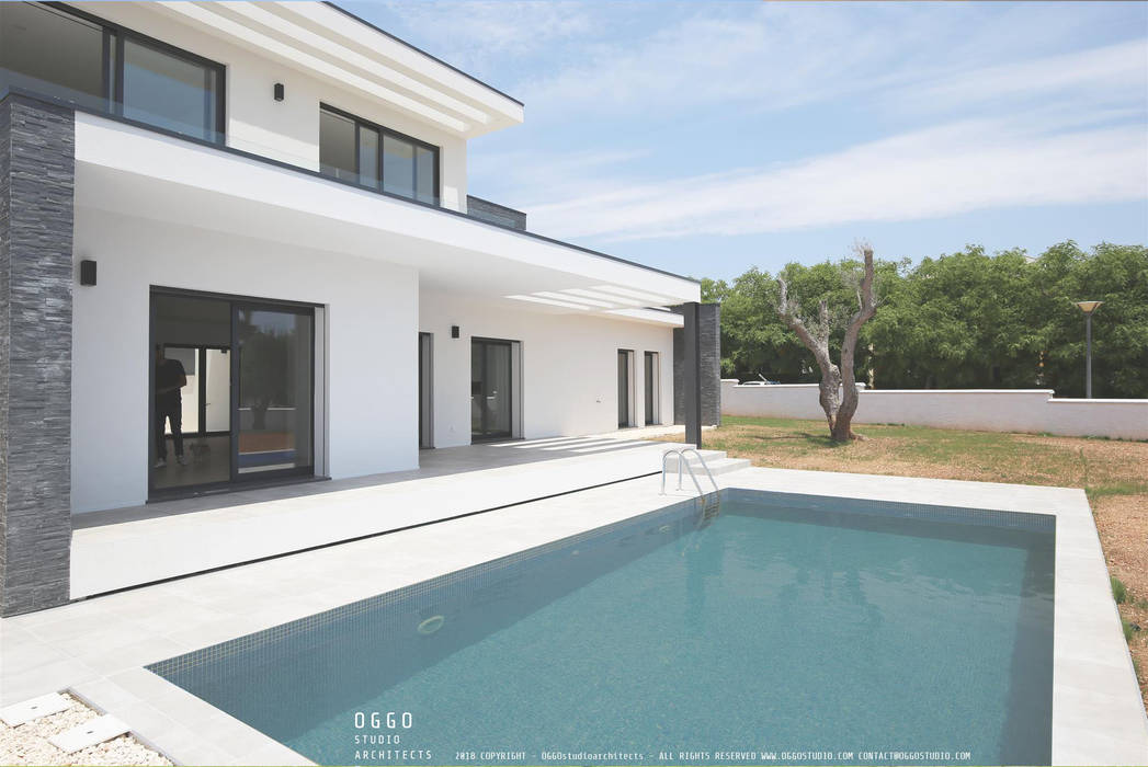 View of the building and the swimmingpool OGGOstudioarchitects, unipessoal lda منازل house,swimming pool,Quinta da Bela Vista,Algarve