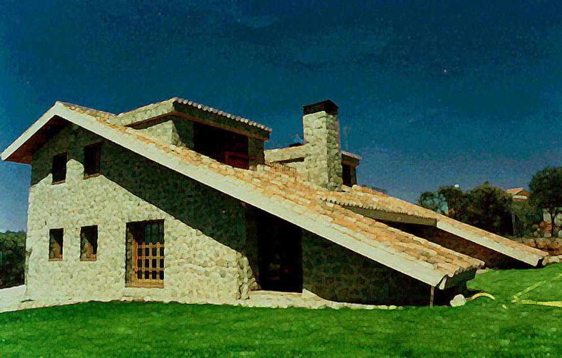 Casa de campo de piedra y teja , Manuel Monroy Pagnon, arquitecto Manuel Monroy Pagnon, arquitecto منزل ريفي حجر