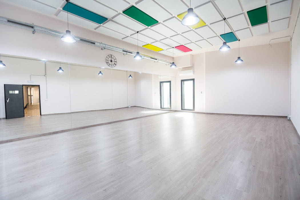 Proyecto de reforma e interiorismo en una escuela de baile en Barcelona por Estudi Aura, Estudi Aura, decoradores y diseñadores de interiores en Barcelona Estudi Aura, decoradores y diseñadores de interiores en Barcelona Espaços comerciais Escolas