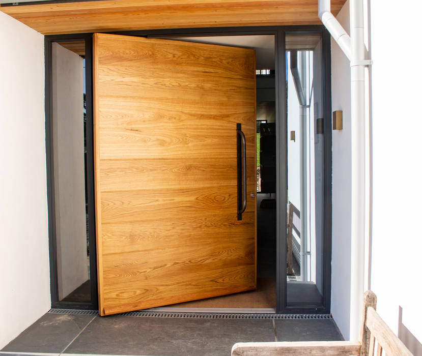 ​Timber Pivot Door made at our joinery in Wadebridge Camel Glass 玄関ドア