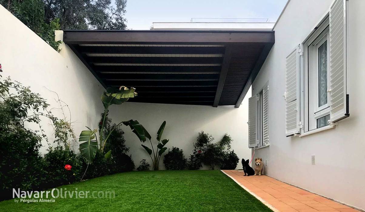 Pérgola minimalista en madera, NavarrOlivier NavarrOlivier Плоские крыши Дерево Эффект древесины